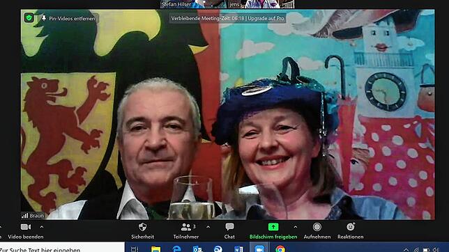 Eine närrische Zoom-Konferenz mit Beate und Michael Braun. Das Ehepaar ist gewissermaßen der Gipfel der Überlinger Fastnacht. Sie leitet ...