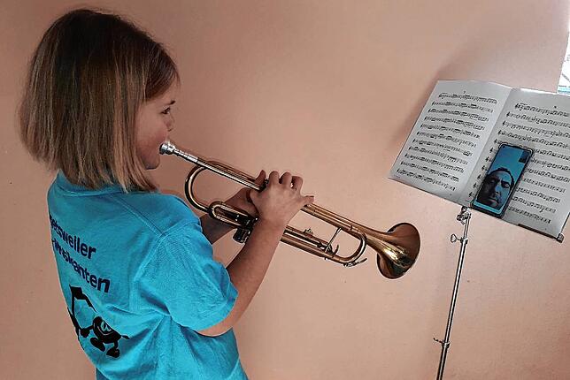 Bei allen Meßkircher Musikvereinen läuft die Jugendausbildung derzeit nur online, wie Trompetenspielerin Noemi Schrempp, die von Ferenc ...