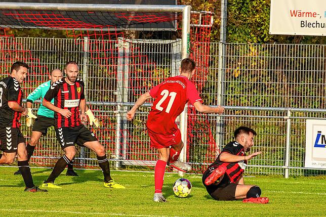 Bild 23: TuS Kleines Wiesental sichert sich ein 2:2 beim Tabellenführer FSV Rheinfelden II &ndash; wird haben die Bilder!