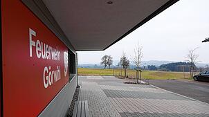 Das Grünland hinter dem Feuerwehrgerätehaus soll zum Baugebiet Breite werden. Die Erschließungsarbeiten sollen im Herbst 2025 beginnen.