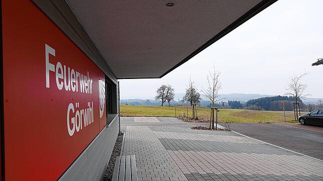 Das Grünland hinter dem Feuerwehrgerätehaus soll zum Baugebiet Breite werden. Die Erschließungsarbeiten sollen im Herbst 2025 beginnen.
