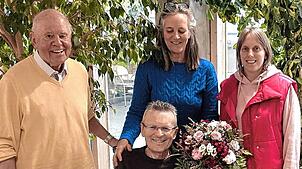Rainer Kotz (links) mit Joseline Reutter (Mitte), die das Amt der Vorsitzenden von ihrem Mann Friedrich übernimmt. Tina Klaiber (rechts) ...