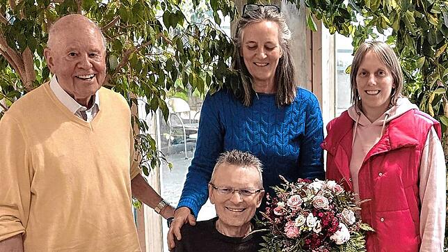 Rainer Kotz (links) mit Joseline Reutter (Mitte), die das Amt der Vorsitzenden von ihrem Mann Friedrich übernimmt. Tina Klaiber (rechts) ...