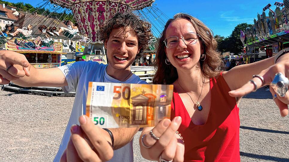 Die SÜDKURIER-Reporter Niklas-Marco Dinauer und Norea Rüegg machen den Selbsttest: Wie weit kommt man mit 50 Euro zu zweit auf der 557. ...