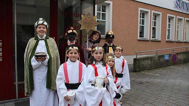 Die drei Könige Caspar, Melchior und Balthasar mit ihren Sternchen vor der Überlinger SÜDKURIER-Redaktion.