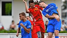 Alles auch Kopfsache: Der FC Wallbach fährt mit Respekt, aber ohne Angst &ndash; so wie hier Tom Heyde (Mitte) gegen Patrick und Kevin ...