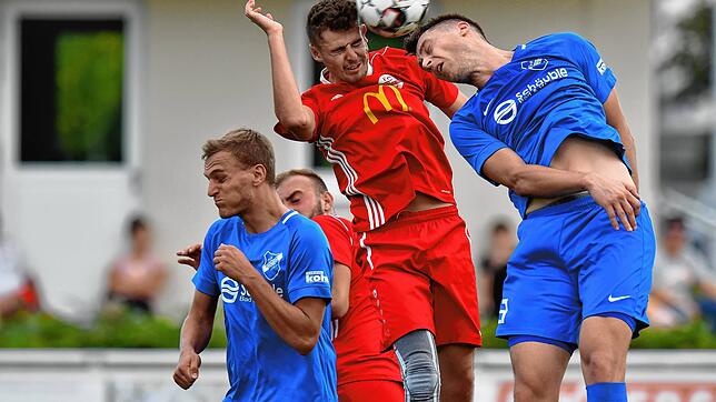 Alles auch Kopfsache: Der FC Wallbach fährt mit Respekt, aber ohne Angst &ndash; so wie hier Tom Heyde (Mitte) gegen Patrick und Kevin ...