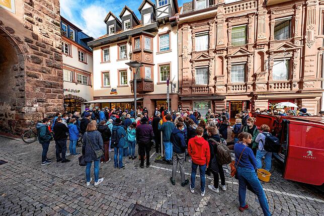 Rund 100 Menschen waren gekommen, zur Verlegung der ersten Stolpersteine in VS.
