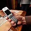 (Symbolbild) Telefon-Betrüger haben es oft auf das Geld der älteren Bevölkerung abgesehen. In Konstanz wurden nun erneut zwei Senioren ...