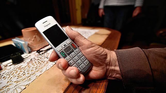 (Symbolbild) Telefon-Betrüger haben es oft auf das Geld der älteren Bevölkerung abgesehen. In Konstanz wurden nun erneut zwei Senioren ...