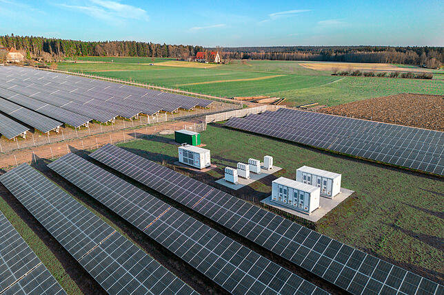 Blick auf den Solarpark bei den Spitalhöfen auf Gemarkung Pfaffenweiler. Hier gibt es bereits in den weißen Containern einen ...