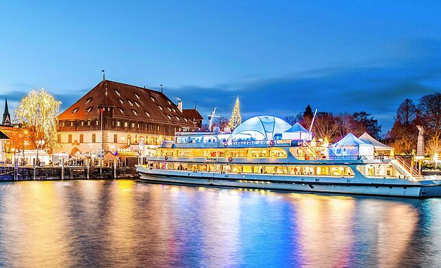 (Archivbild) Das Weihnachtsschiff im Hafen von Konstanz: An der gleichen Stelle gibt es auch dieses Jahr wieder eine große ...