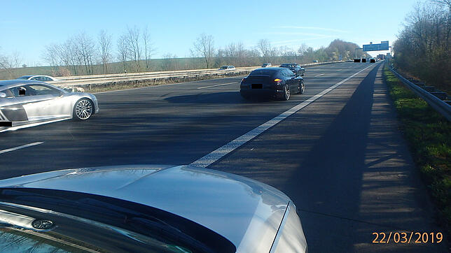 Dieses Foto der Polizei vom März 2019 zeigt einen Hochzeitskorso auf der Autobahn A3.