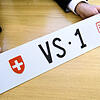 Ein Mann hält ein Nummernschild mit der Beschriftung &ldquo;VS-1&bdquo; in der Hand. Das Nummernschild aus dem Kanton Wallis wurde 2017 ...