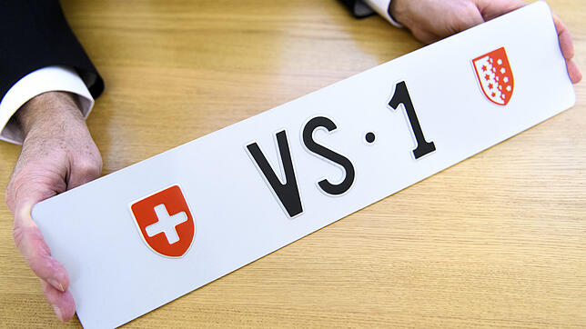 Ein Mann hält ein Nummernschild mit der Beschriftung &ldquo;VS-1&bdquo; in der Hand. Das Nummernschild aus dem Kanton Wallis wurde 2017 ...