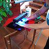 Eine UV-Lampe zeigt, ob die Hände richtig desinfiziert worden sind: Wenn dunkle Flecken zu sehen sind, gibt es Benetzunglücken, an ...