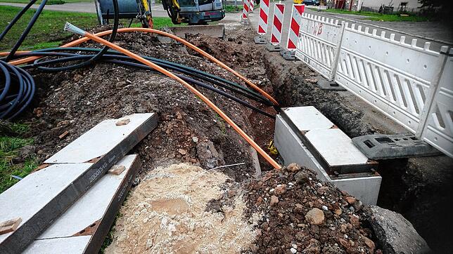 Das kommunale Glasfasernetz für die Region Geisingen nimmt Gestalt an. Leerrohre werden bereits im Zuge anderweitiger Baumaßnahmen, wie ...
