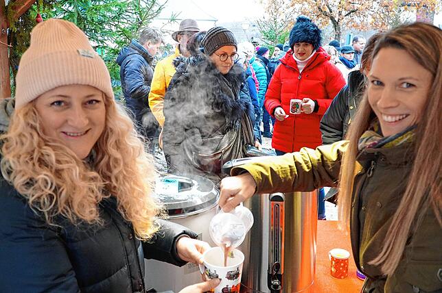 Viel Andrang herrscht am Glühweinstand bei der Blumenfelder Schlossweihnacht. Schlossbewohnerin Uta Krauss und Simone Stiehl vom ...