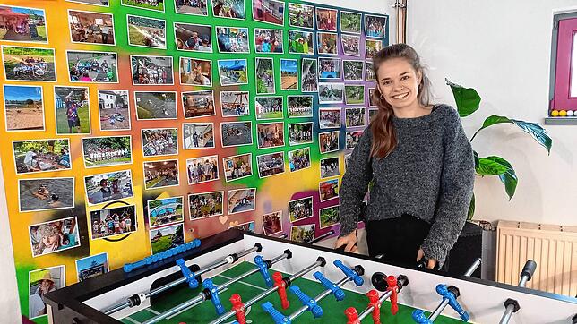 Alina Metzler am Tischkicker vor der neugestalteten Fotowand im Jugendcafé Zepp.
