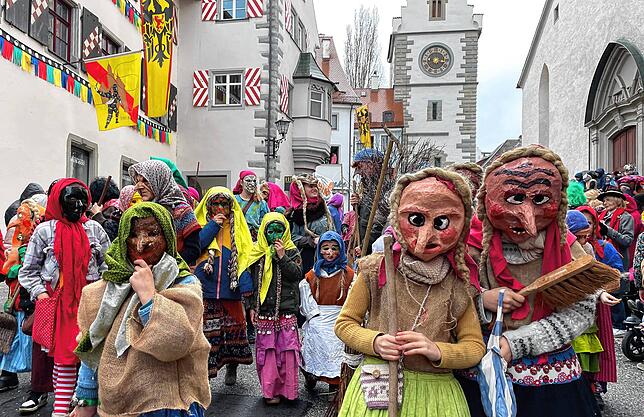 Bild 20: Tolle Stimmung beim Sonntagsumzug der Überlinger Narrenzunft &ndash; Teil 2