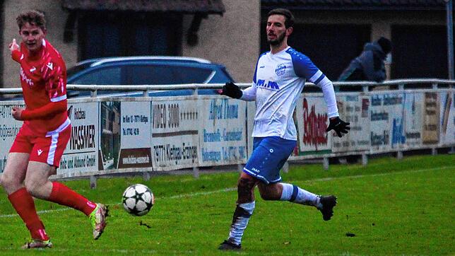 Wichtiges Tor: Fabio Erne (links, gegen Robin Back) traf beim 4:0-Sieg der SG Weilheim/Gurtweil bei der SG Höchenschwand kurz vor der ...