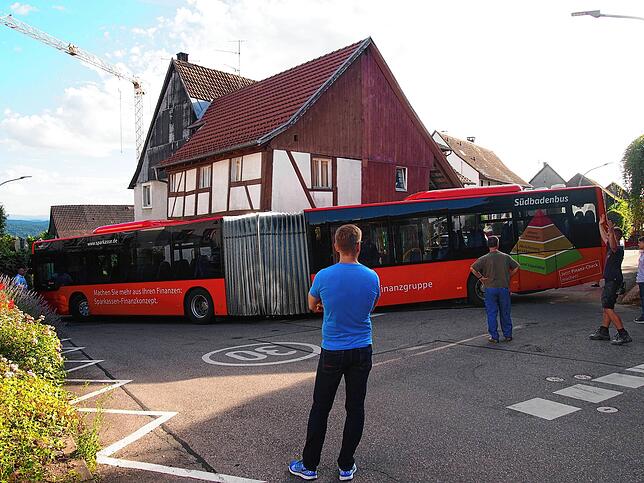 Ein Gelenkbus der SBG hängt 2016 in der Dorfstraße Hägelberg im Landkreis Lörrach an einer scharfen Kurve fest. Gut zu erkennen ist der ...