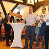 Gespannt verfolgen die Besucher im Rathaus um Bürgermeister Micha Bächle (Zweiter von links) die im Minutentakt eintrudelnden Ergebnisse ...
