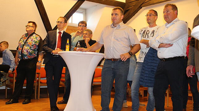 Gespannt verfolgen die Besucher im Rathaus um Bürgermeister Micha Bächle (Zweiter von links) die im Minutentakt eintrudelnden Ergebnisse ...