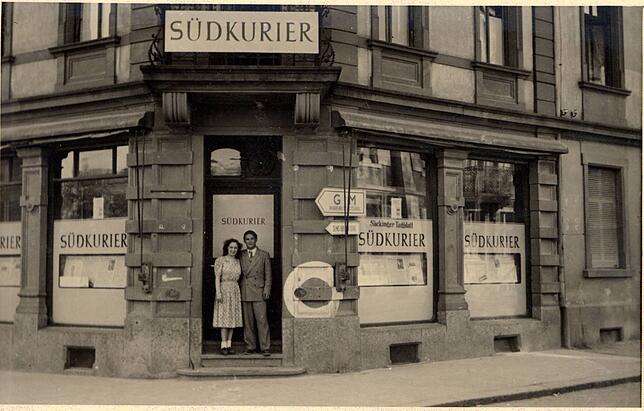 Vor 1950: Herbert Bermeitinger mit seiner Freundin und späteren Ehefrau vor der Bad Säckinger SÜDKURIER-Redaktion, die damals noch in ...