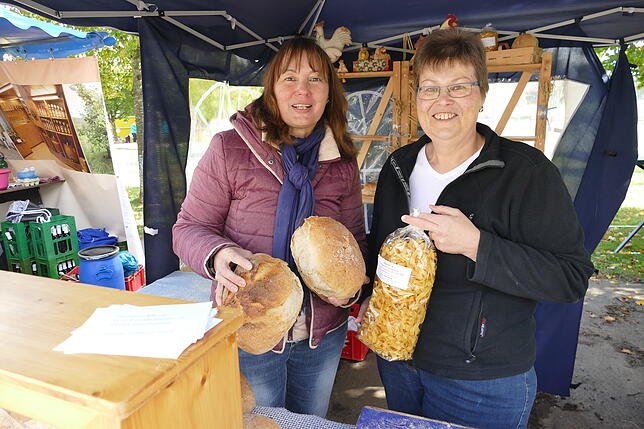 Brot und Nudeln aus eigener Produktion präsentieren Barbara Straub (links) und Christine Bäurer aus Fürstenberg.