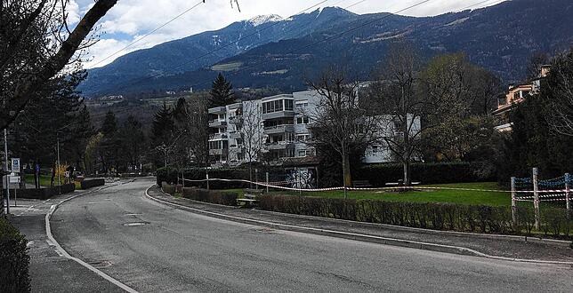 Die Straßen in Brixen in Südtirol sind wie leer gefegt – auch diese sonst sehr stark befahrene Straße, die Andreas Edinger von ...