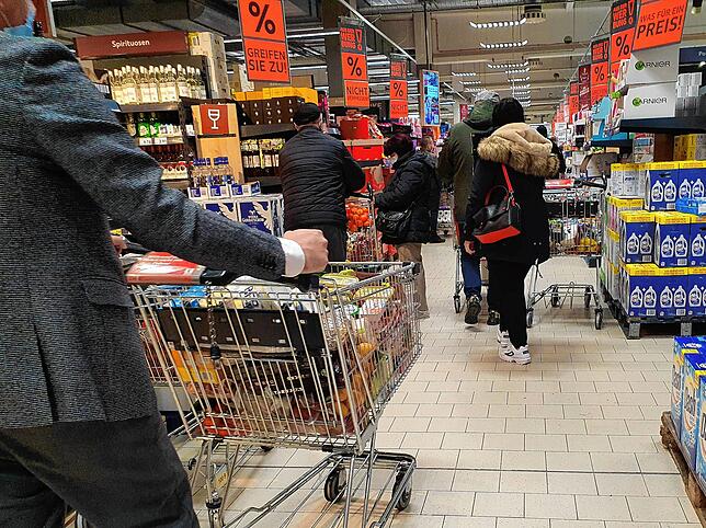 Bild 1: Verschärfte Quarantäneregeln treffen Einkaufstourismus in Konstanz: So war der vorerst letzte Einkaufsabend für viele Schweizer