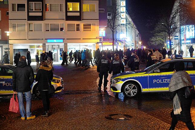 Im Dezember 2021 fanden zahlreiche, nicht angemeldete Demonstrationen, die sogenannten Corona-Spaziergänge statt, wie hier in ...