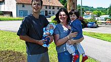 Nachwuchs: Das war 2007, Ortsvorsteher Armin Arzner mit seiner jungen Familie, Ehefrau Nadine und die Kinder Anna und Johannes.