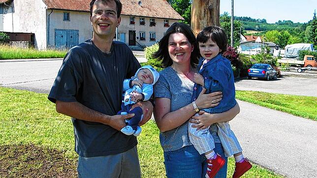 Nachwuchs: Das war 2007, Ortsvorsteher Armin Arzner mit seiner jungen Familie, Ehefrau Nadine und die Kinder Anna und Johannes.