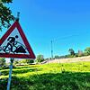 Achtung Bauarbeiten: Was auf viele Nutzer des Radwegs unterhalb der künftigen B33 bei Hegne wohl eher wie Ironie wirkt, soll nun doch ...
