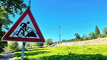 Achtung Bauarbeiten: Was auf viele Nutzer des Radwegs unterhalb der künftigen B33 bei Hegne wohl eher wie Ironie wirkt, soll nun doch ...