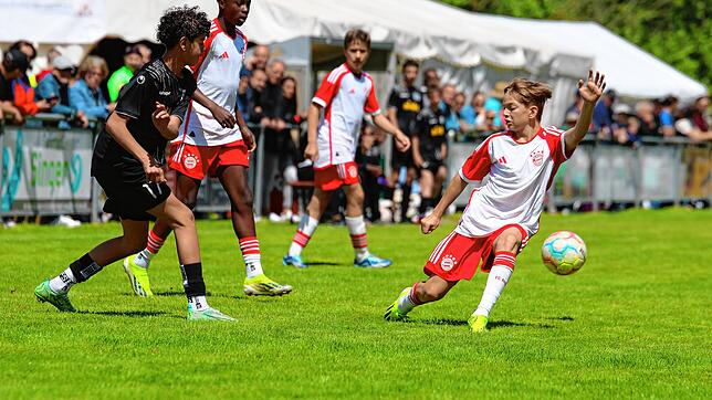 Gespielt wurde trotz des Unfalls. Auch wenn es allen Beteiligten nicht leicht fiel. Auch eine Jugendmannschaft von Bayern München ...