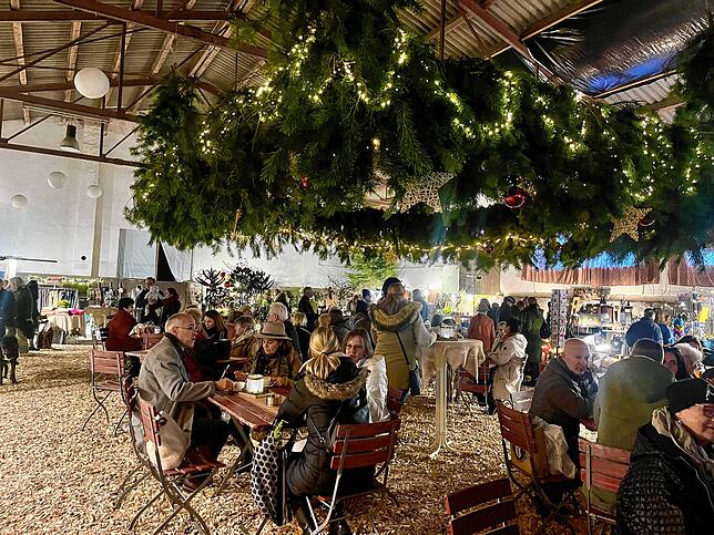 Bild 19: Freitag im weihnachtlichen Marstall: Freude, Geselligkeit und Weihnachtsflair