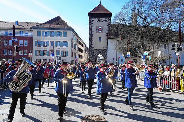 Bild 30: Villinger Fasnet-Umzug: Narren feiern bei strahlendem Sonnenschein – Die besten Bilder!