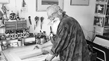 (Archivbild) Bis zuletzt eine markante Erscheinung: der Künstler Klaus Baeuerle, hier im Jahr 2018 in seinem Atelier.