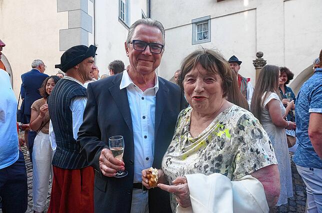 Bild 11: Eintrag ins Goldene Buch beim Heimatabend des Tiengener Schwyzertags – Wir haben die Bilder
