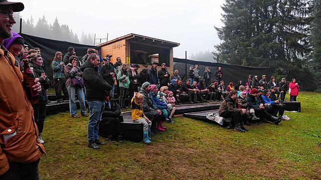 Die Gäste finden sich zur Begrüßung bei der Waldbühne im Stöcklewald in Furtwangen ein. Insgesamt 700 Besucher werden erwartet. Foto: ...