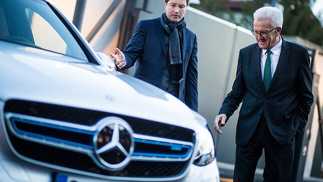 Ola Källenius (links), Vorstandsmitglied der Daimler AG und verantwortlich für Konzernforschung und Mercedes-Benz Cars Entwicklung, ...