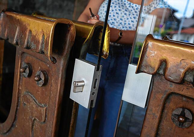 Eine Hotelangestellte öffnet die Tür eines noch geschlossenen Hotels am 11.05.2021. In Baden-Württemberg könnten Hotels bald wieder bei ...