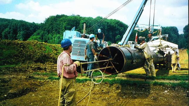 Arbeiter verlegen 2002 bei Schwörstadt die zweite Röhre der TENP-Erdgasleitung. Sie verbindet quer durch Deutschland und die Schweiz die ...