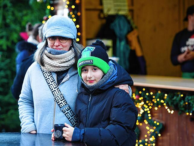 Bild 6: Endlich wieder Weihnachtsmarkt! Besucher und Betreiber genießen die Bodensee-Weihnacht