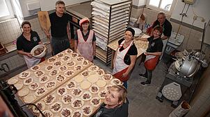 Stets eine große Nachfrage der Besucher und Besucherinnen gibt es beim Dorf- und Backhausfest in Vilsingen nach den Dinnele. Bild: ...