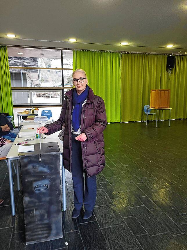 Andrea Zürcher (AfD-Kandidatin am Hochrhein) bei der Stimmabgabe in Stühlingen. | Bild: privat