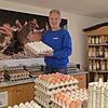 Im Familienbetrieb Knoblauch in Friedrichshafen-Berg werden zwischen 2500 und 3000 Eier pro Tag produziert. Hubert Knoblauch beliefert ...